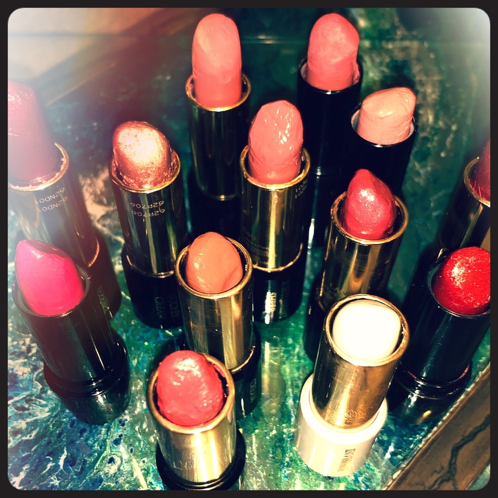 All lipsticks ! 20 dollars ! And they are yours!